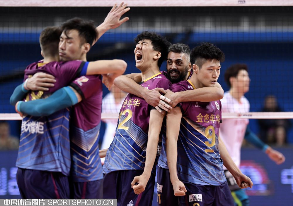 2019年2月27日晚，中国超级排球联赛男排决赛第三场比赛，上海金色年华男排（紫衣）坐镇主场卢湾体育馆迎战北京汽车男排（白衣），最终战胜北京男排。决赛总比分为3比0，上海男排获得2018-2019赛季中国超级排球联赛冠军。.jpg