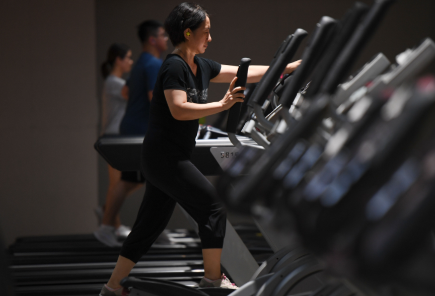 健身-健身房-跑步机-室内2.png 健身-健身房-跑步机-室内2.png