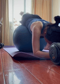 朱雪莹健身球.gif