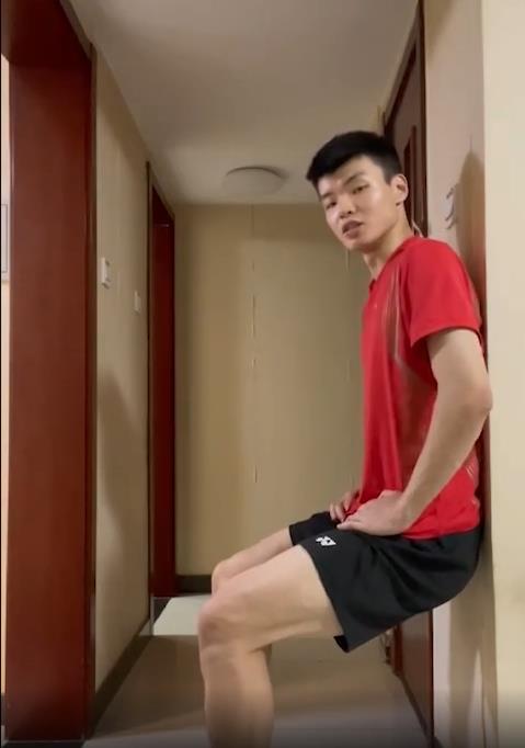王懿律靠墙半蹲.jpg