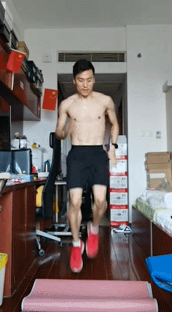 蹦床董栋高抬腿HITT.gif
